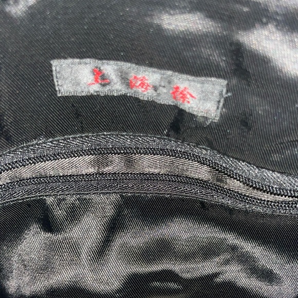 Elegant Black and Red Shoulder Bag - Picture 9 of 9